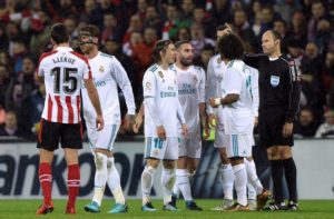 Sergio Ramos menerima kartu merah dari wasit Mateu Lahoz saat Madrid ditahan Bilbao.
