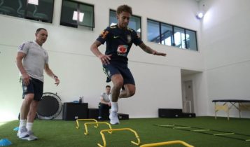 Neymar berlatih di pemusatan latihan timnas Brasil.