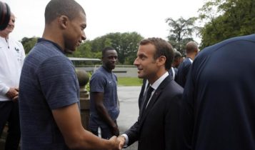 Kylian Mbappe bersama Presiden Emmanuel Macron.