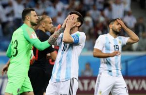 Javier Mascherano mengatakan, Messi juga manusia biasa yang frustrasi oleh situasi timnas Argentina saat ini. (football5Star.com / barcablaugranes.com)