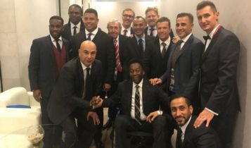 Cafu dan Pele bersama para legenda sepak bola lain.