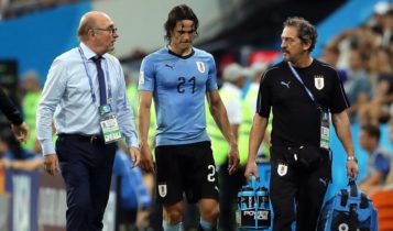 Edinson Cavani didampingi dokter tim Uruguay.