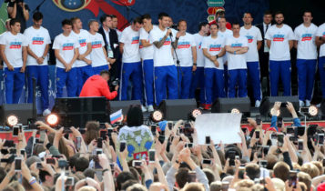 Para pemain timnas Rusia bertemu para fans usai tersingkir dari Piala Dunia 2018.