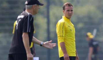 Mario Goetze bersama Lucien Favre dalam sesi latihan Borussia Dortmund.