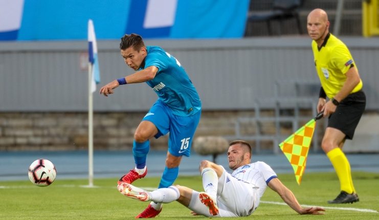 Elmir Nabiulin, bek kiri Zenit, melewati pemain Dynamo Minsk.