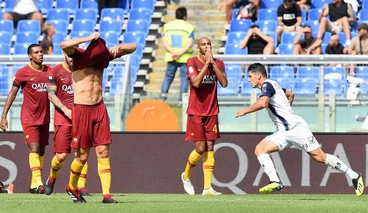 Para pemain AS Roma terpukul oleh gol balasan pemain Chievo Verona.