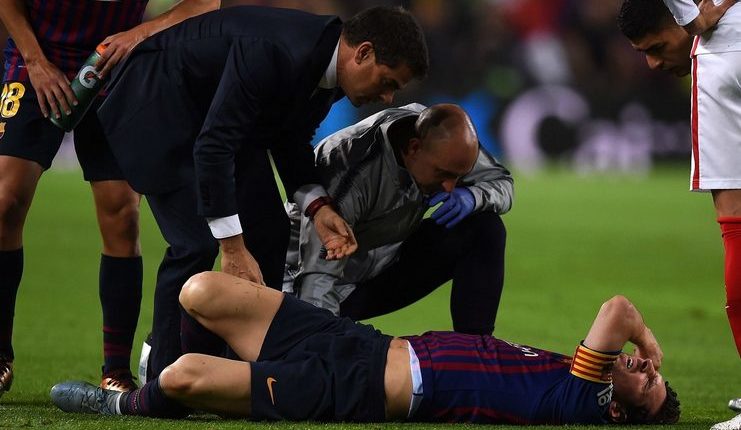 Lionel Messi cedera saat Barcelona melawan Sevilla.