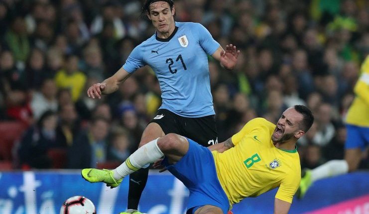 Edinson Cavani dalam laga Brasil vs Uruguay di Stadion Emirates.