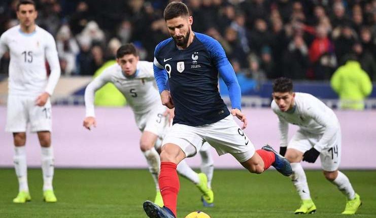 Olivier Giroud eksekusi penalti pemberian Antoine Griezmann saat timnas Prancis melawan timnas Uruguay.