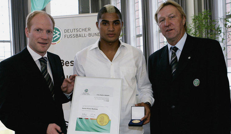 Kevin-Prince Boateng menerima medali emas Fritz Walter Medaille 2006 di kategori U-19.