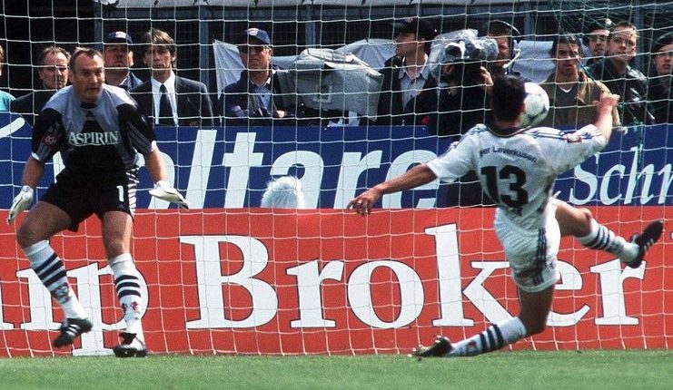 Gol bunuh diri Michael Ballack membuka mimpi buruk Bayer Leverkusen pada pekan terakhir Bundesliga 1 musim 1999-00.