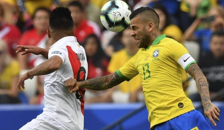 Dani Alves senang timnas Brasil menang telak atas timnas peru dan meraih kembali dukungan para fan.