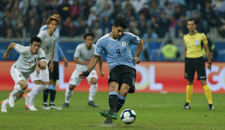 Luis Suarez mencetak gol dari titik penalti saat Uruguay bermain imbang 2-2 dengan Jepang.