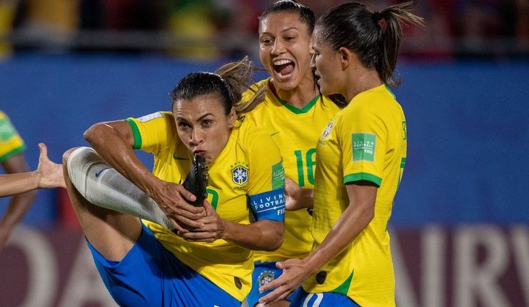 Marta Vieira da Silva melewati koleksi gol Miroslav Klose saat Brasil menang atas Italia pada fase grup Piala Dunia Wanita.