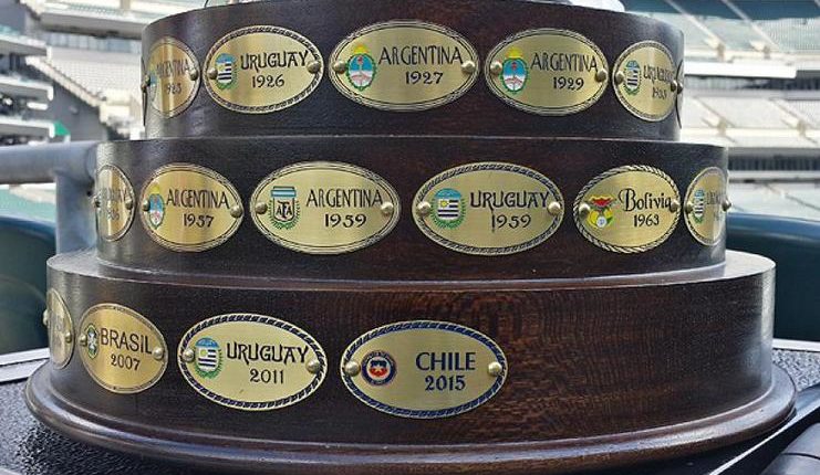 Tak ada logo timnas Cile sebagai juara Copa America Centenario di trofi Copa America.