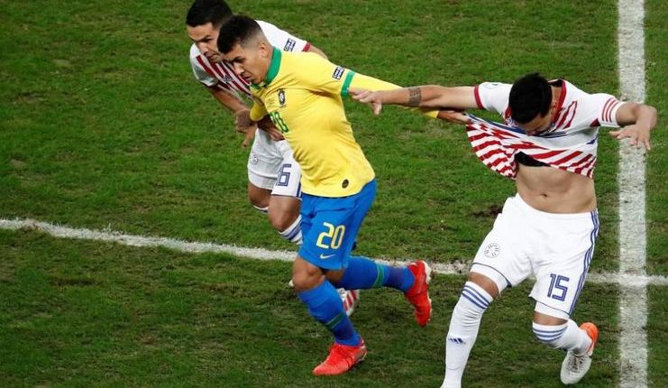 Timnas Brasil hanya mampu bermain imbang tanpa gol pada babak pertama melawan timnas Paraguay.