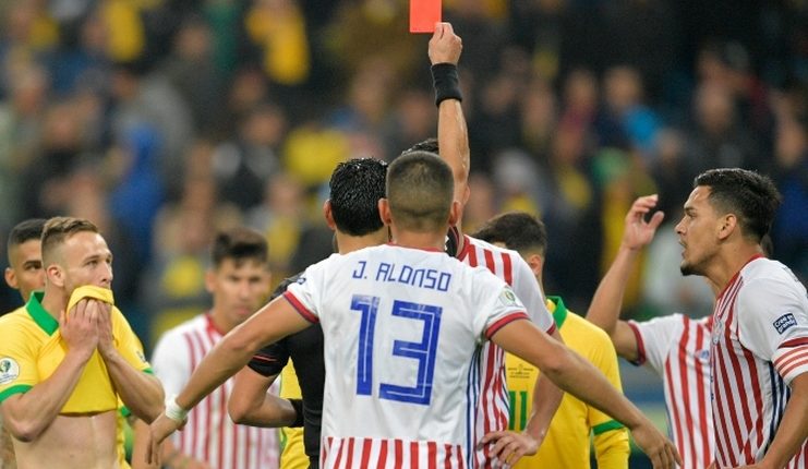 Wasit Roberto Tobar saat mengartu merah Fabian Balbuena pada laga Brasil vs Paraguay.