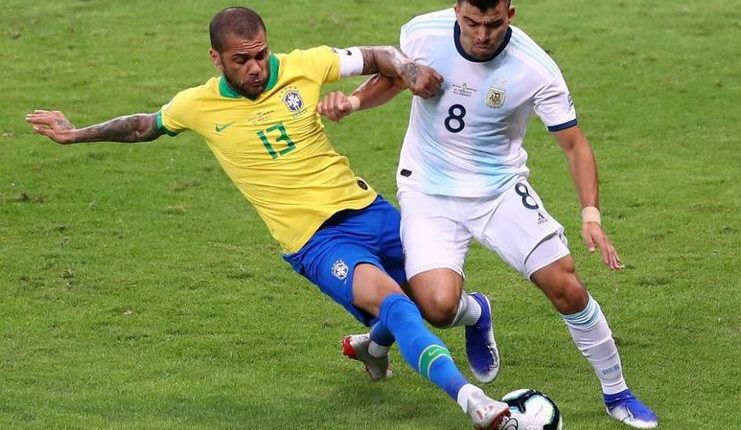 Dani Alves tampil apik bagi timnas Brasil dalam laga Brasil vs Argentina pada semifinal Copa America 2019.