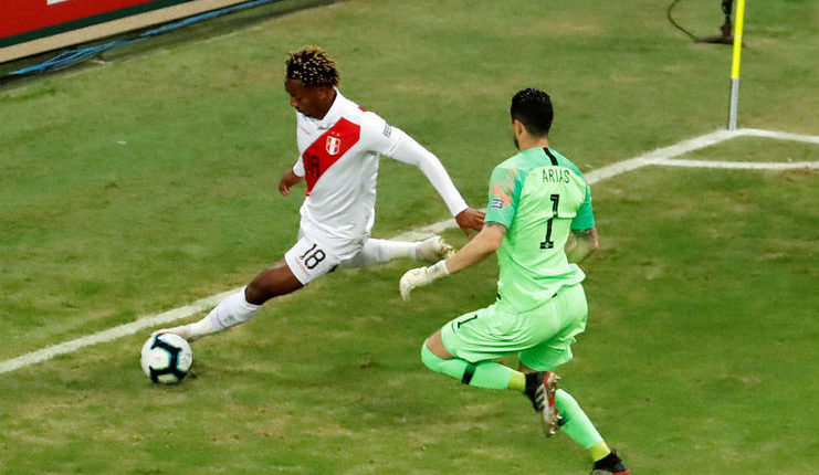 Gabriel Arias coba menutup pergerakan Andre Carrillo saat timnas Cile menghadapi timnas Peru pada semifinal Copa America 2019.