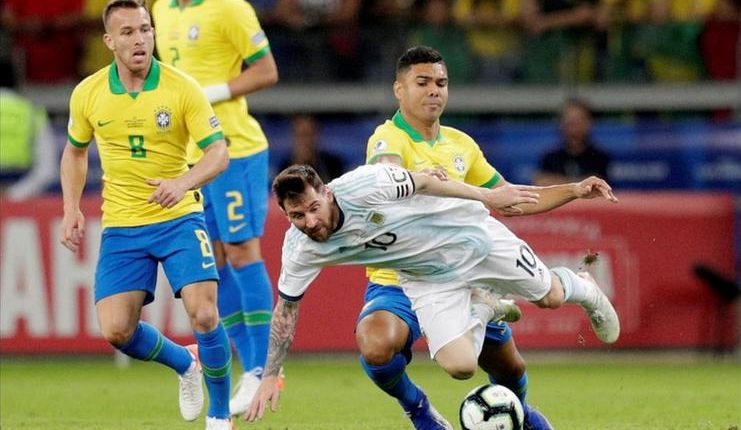 Lionel Messi tak berdaya dikawal secara kolektif oleh para pemain timnas Brasil pada semifinal Copa America 2019.