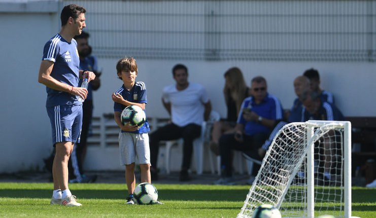 Lionel Scaloni bersama anaknya dalam sesi latihan timnas Argentyina pada Copa America 2019.