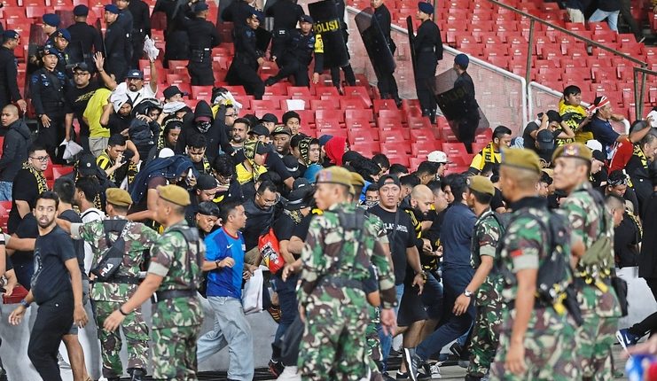 Para suporter timnas Malaysia diarahkan polisi saat meninggalkan Stadion Utama Gelora Bung Karno.