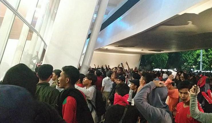 Sejumlah suporter Indonesia coba mengadang di Pintu VVIP SUGBK selepas laga Indonesia vs Malaysia.