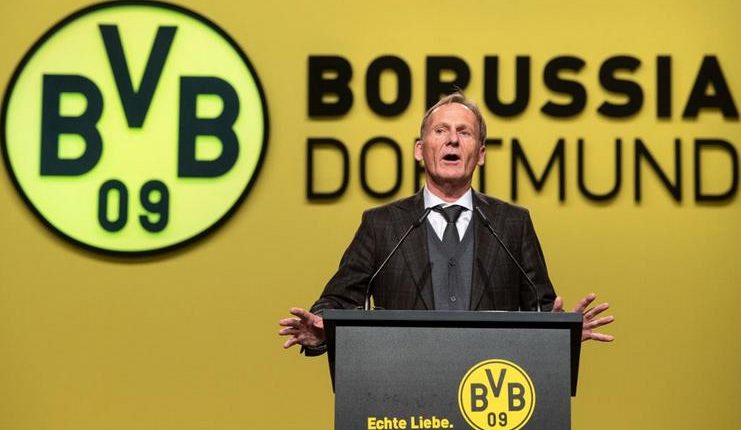 CEO Borussia Dortmund Hans-Joachim Watzke meminta Lucien Favre membangkitkan timnya.