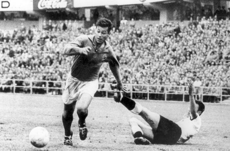 Kilas Balik Piala Dunia 1958 3 Just Fontaine mencetak 13 gol di Piala Dunia 1958 dengan memakai sepatu milik Stephane Bruey.