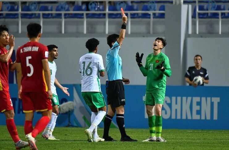 Quan Van Chuan saat dikartu merah pada perempat final Piala Asia U-23 2022.