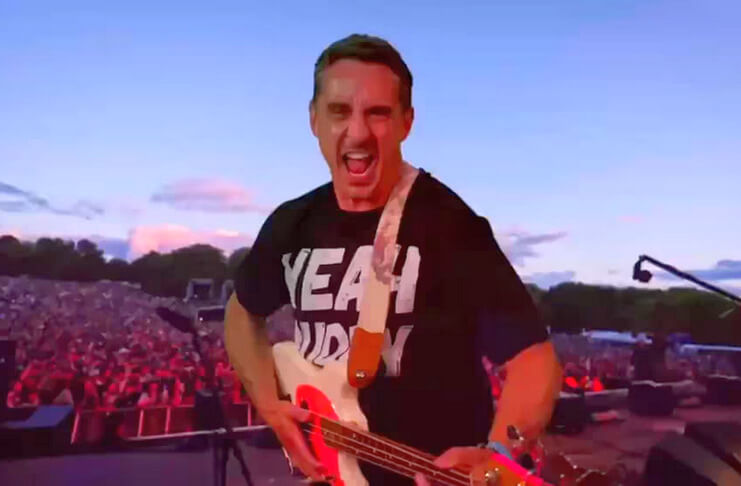 Gary Neville Ikut Tur The Reytons Tahun Depan? 1 Gary Neville akan menggantikan bassist Lee Holland yang cedera tangan.