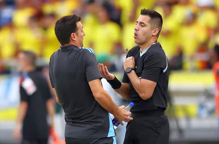 Lionel Scaloni Mencak-Mencak: Penalti Kolombia Haram! 2 Lionel Scaloni memprotes putusan wasit yang merugikan timnas Argentina.
