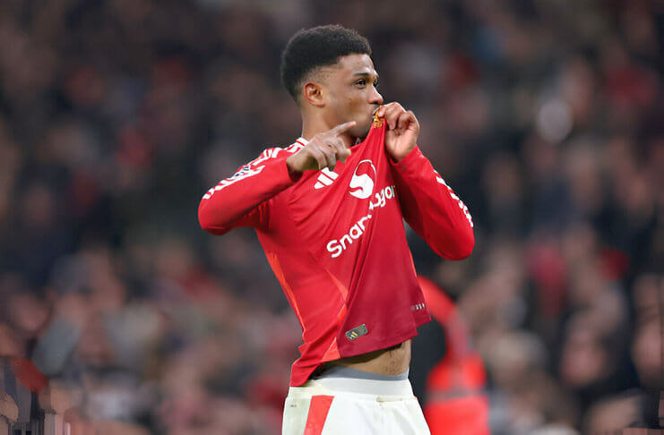 Saya Hanya Bela Ibu! 1 Amad Diallo mencium logo Manchester United.