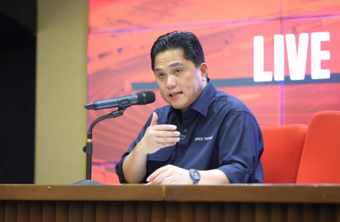 Erick Thohir saat berbicara di depan para wartawan.