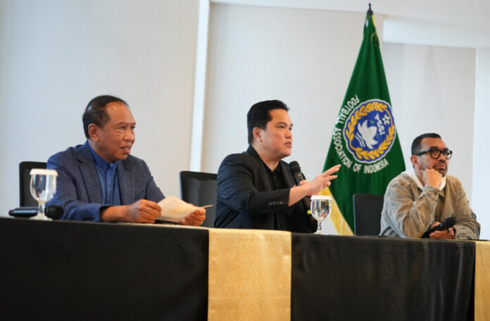 Erick Thohir saat pengumuman Jordi Cruyff sebagai Penasihat Teknis PSSI.