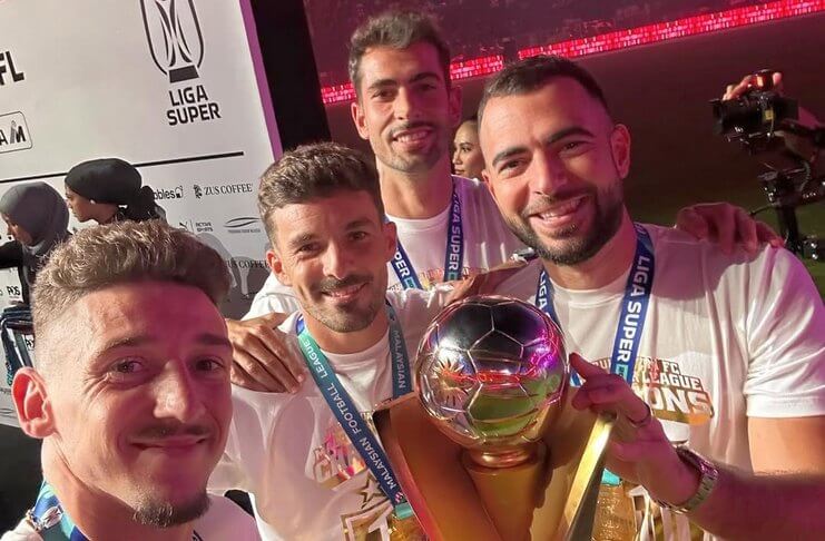 Jordi Amat Angkat Bicara Soal Rumor akan Gabung Klub Liga 1 3 Jordi Amat merayakan gelar juara Liga Super Malaysia 2025.