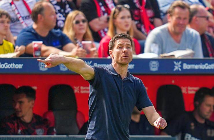 Aksi Xabi Alonso saat melatih Bayer Leverkusen.
