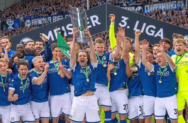 Arminia Bielefeld Optimistis Tatap Final DFB Pokal 3 Arminia Bielefeld juara Divisi III 2024-25.
