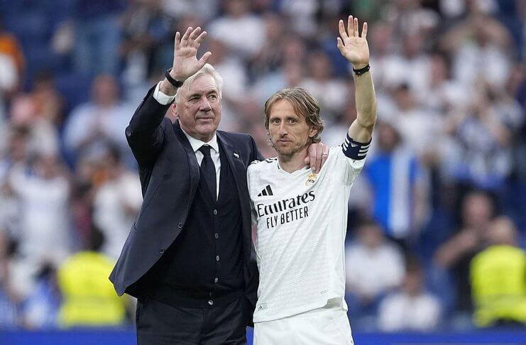Misi Terakhir Luka Modric bersama Real Madrid 1 Carlo Ancelotti dan Luka Modric berpamitan di Santaigo Bernabeu.
