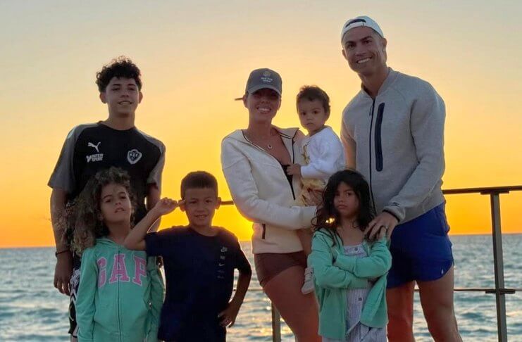 Cristiano Ronaldo Senang Bisa Main 10 Tahun Lagi 3 Cristiano Ronaldo bersama keluarganya.