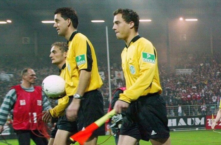 Felix Zwayer, Dulu Terhina, Kini Pimpin Final Liga Europa 1 Felix Zwayer saat menjadi asisten wasit Manuel Grafe pada 2004.