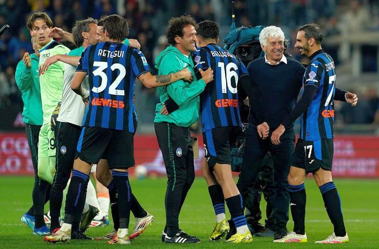 Gian Piero Gasperini Lega Atalanta Tekuk AS Roma 3 Gian Piero Gasperini merayakan kemenangan bersama para pemain Atalanta.