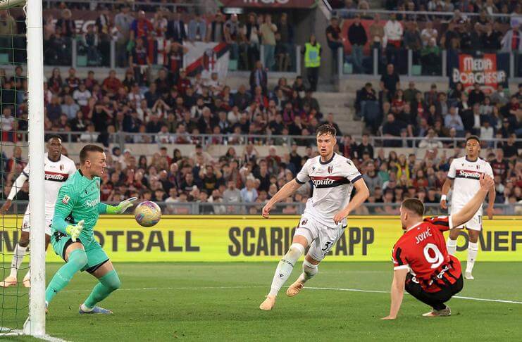 Sergio Conceicao Sebut AC Milan Hanya Kurang Beruntung 1 Lukasz Skotupsi saat melakukan double save pada menit ke-11 final Coppa Italia 2024-25.