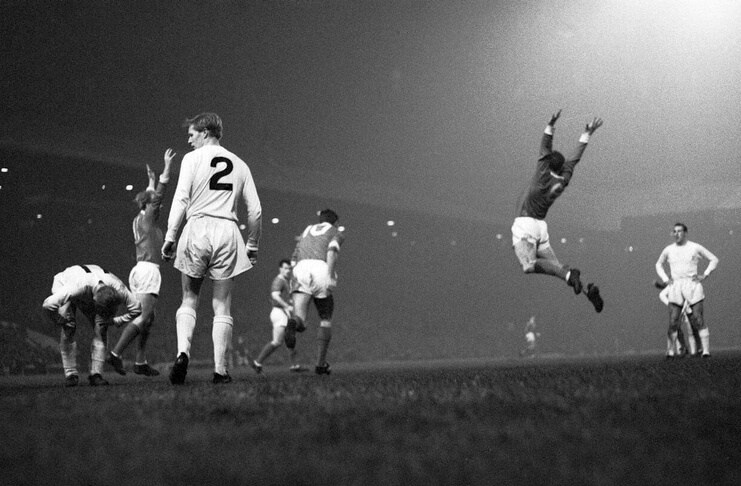 Saling Mengalahkan 3 Manchester United vs Tottenham Hotspur pada leg II putaran II Piala Winners 1963-64.