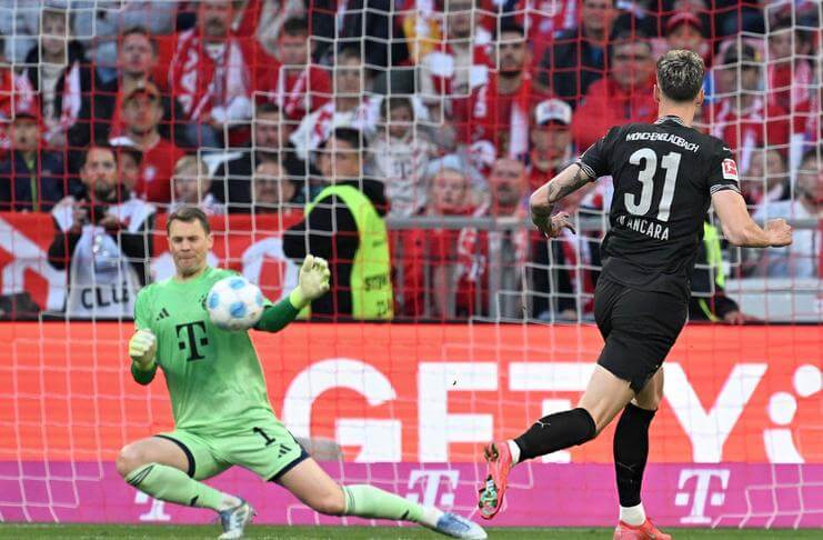 Bayern Munich Resmi Angkat Trofi Juara 3 Manuel Neuer sibuk saat comeback pada spieltag ke-33 Liga Jerman 2024-25.