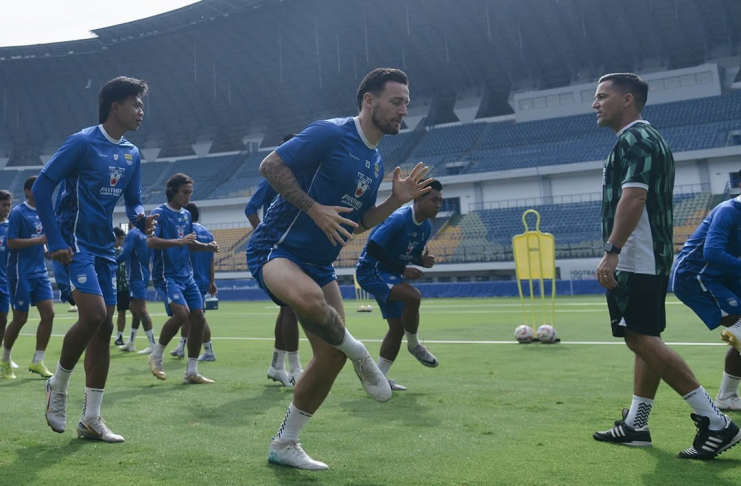 Semua Tim Liga 1 Musim Ini Mengejar Persib! 2 Marc Klok - Persib Bandung - @persib 2