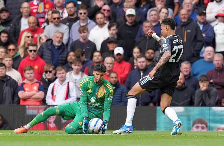 Aston Villa Gagal ke Liga Champions 1 Morgan Rogers dianggap merebut bola yang dikuasai Altay Bayindir.