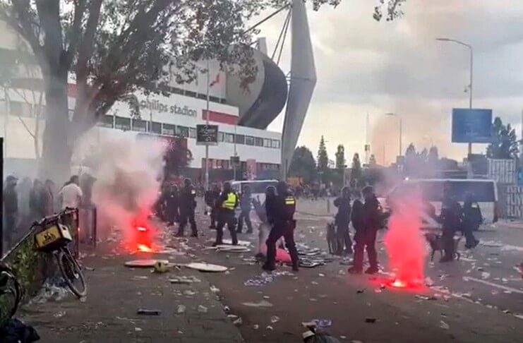 Perayaan PSV Eindhoven Juara Diwarnai Insiden 3 Polisi diserang sejumlah suporter PSV Eindhoven.