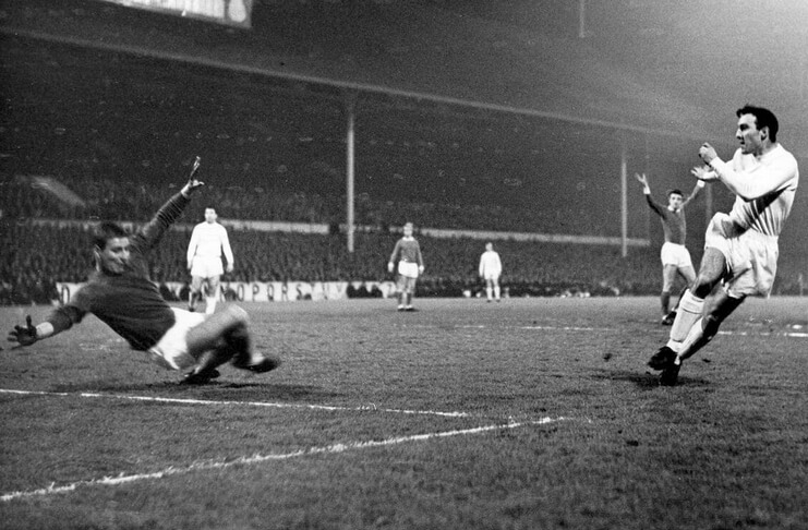 Saling Mengalahkan 1 Tottenham vs Man United pada leg I putaran II Piala Winners 1963-64.