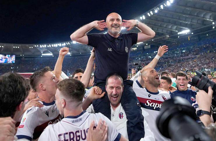 Kami Memang Pantas Juara! 1 Vincenzo Italiano dibopong para pemain Bologna.